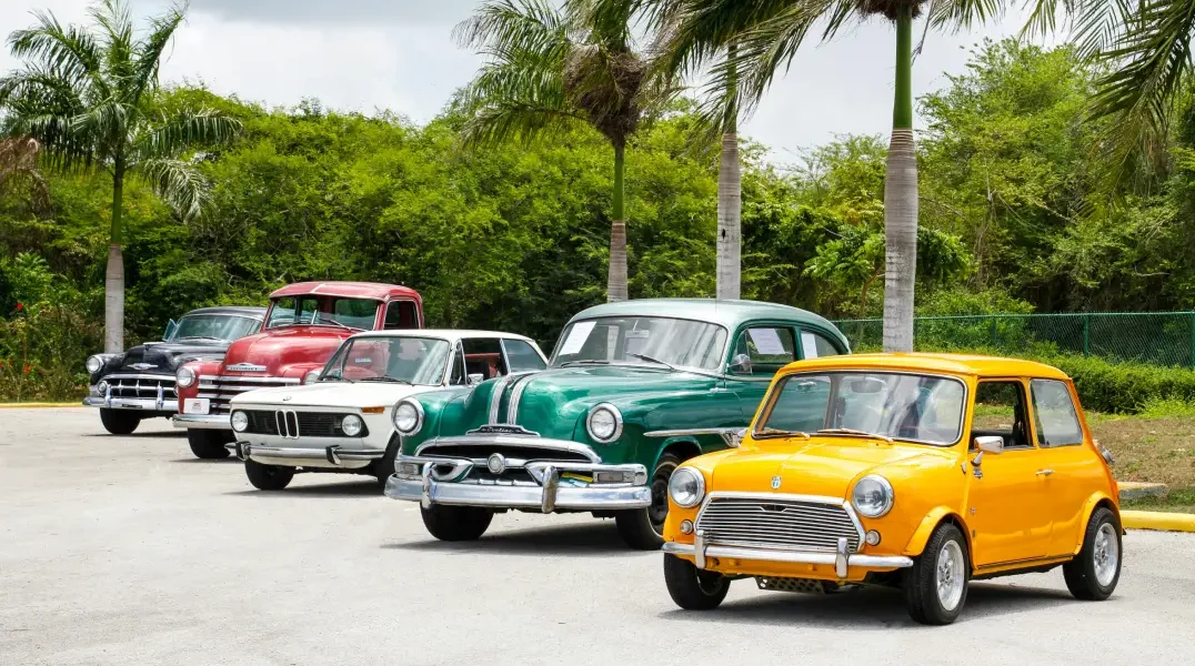 Een rij oldtimers geparkeerd op een parkeerplaats
