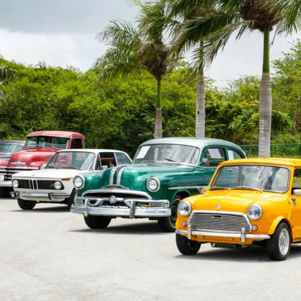Een rij oldtimers geparkeerd op een parkeerplaats