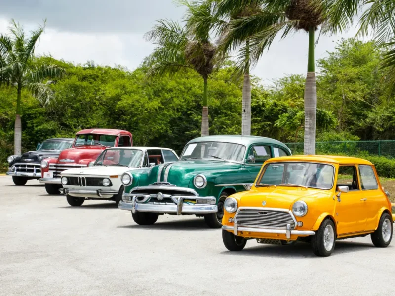 Een rij oldtimers geparkeerd op een parkeerplaats