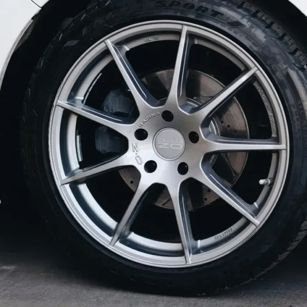 Autoband onder witte auto