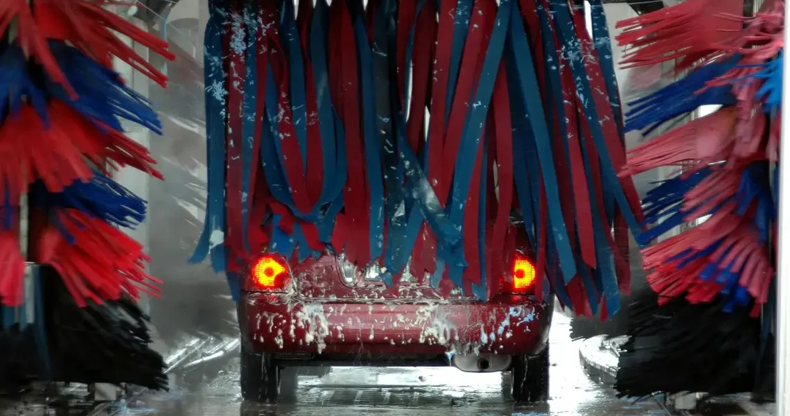 Elektrische auto in de wasstraat