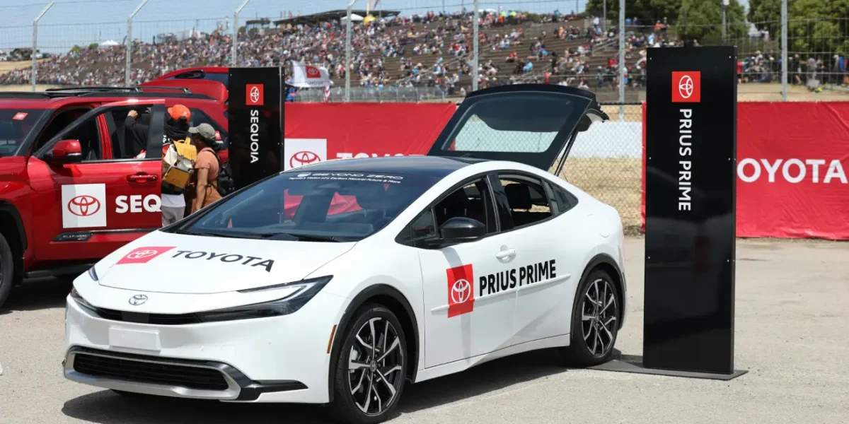 Een witte Toyota geparkeerd.